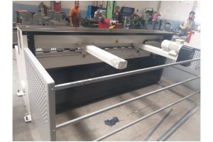 LRGM 2550 x 3mm Rediktörlü LİNDA Machine Marka Giyotin Makas