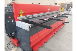 LRGM 3050 x 3,0mm Önden ve Arkadan Düşürmeli Rediktörlü Giyotin