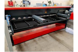 LRGM 3050 x 3mm Rediktörlü Nc Kontrollü 750mm LİNDA Machine Giyo